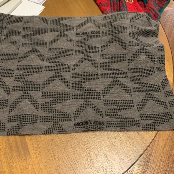 Michael Kors winter scarf - Picture 3 of 4